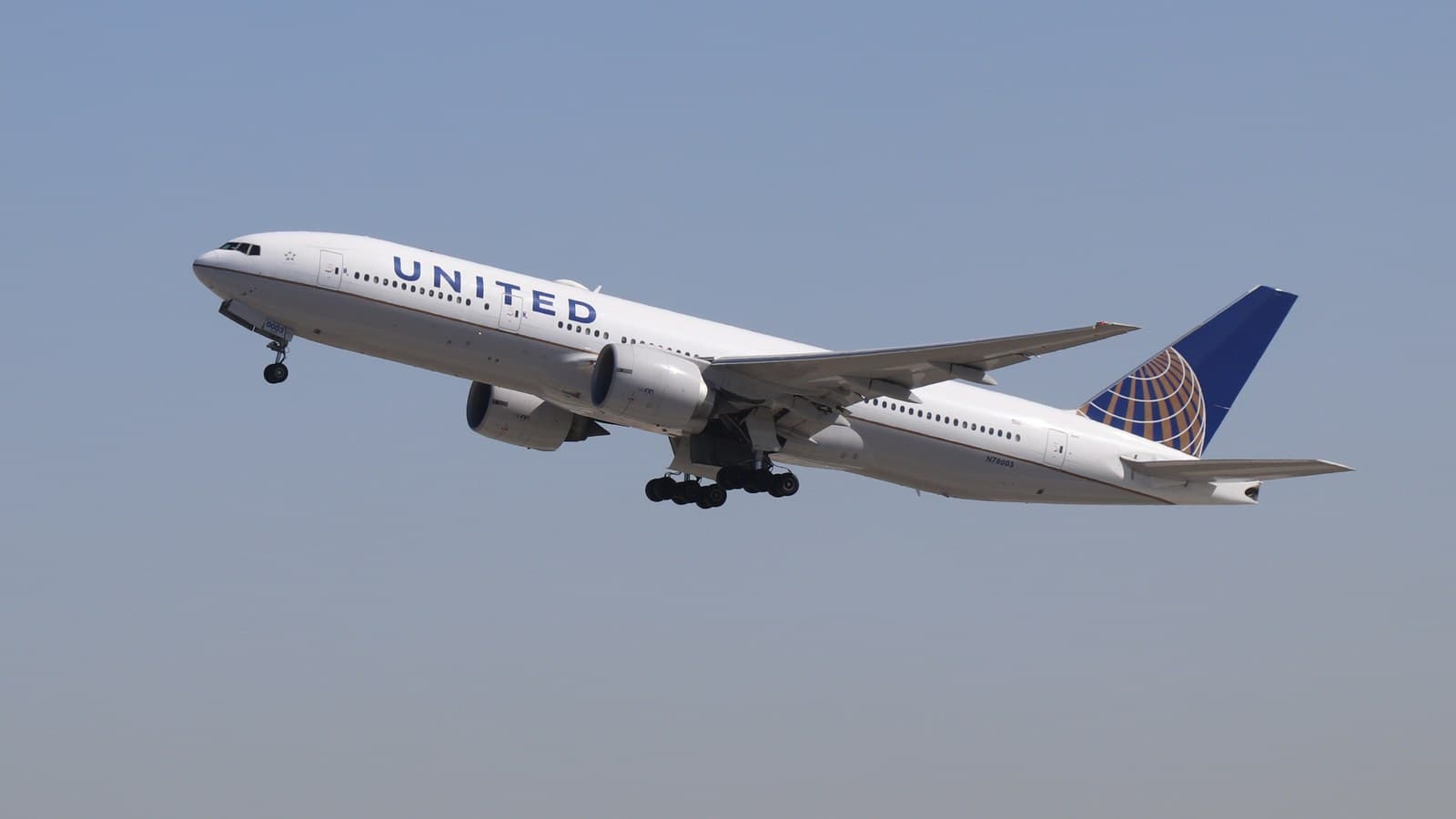 A United Airlines Boeing 777 departing Los Angeles in April 2021.